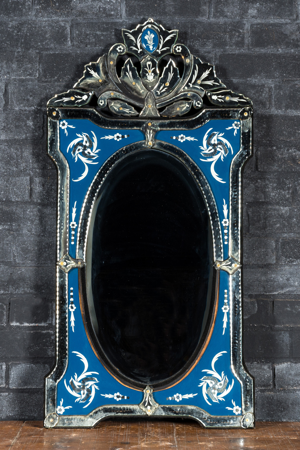 Een Venetiaanse spiegel met floraal decor op blauwe fondkleur, 20e eeuw