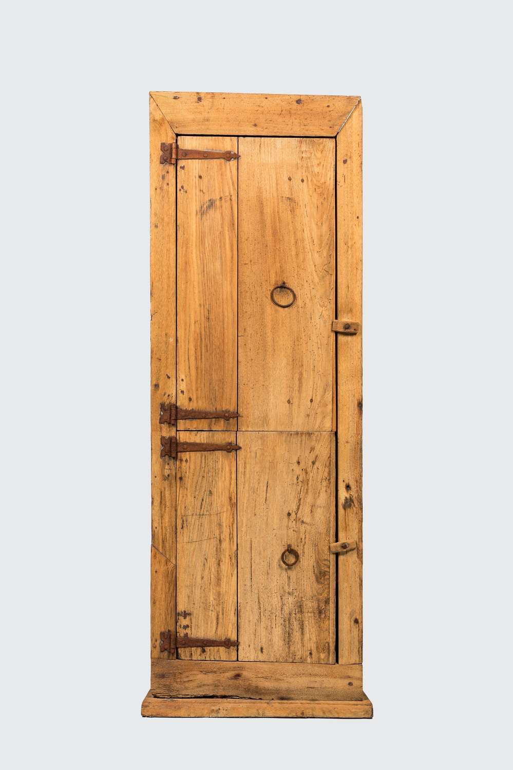 A rural oak cabinet with two doors made from a tree trunk, 19th C.