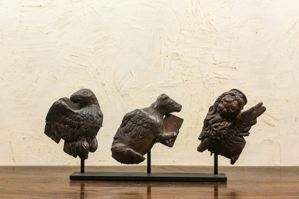 Drie eikenhouten fragmenten van een adelaar, een lam en een leeuw verwijzend naar de evangelisten, 16e eeuw