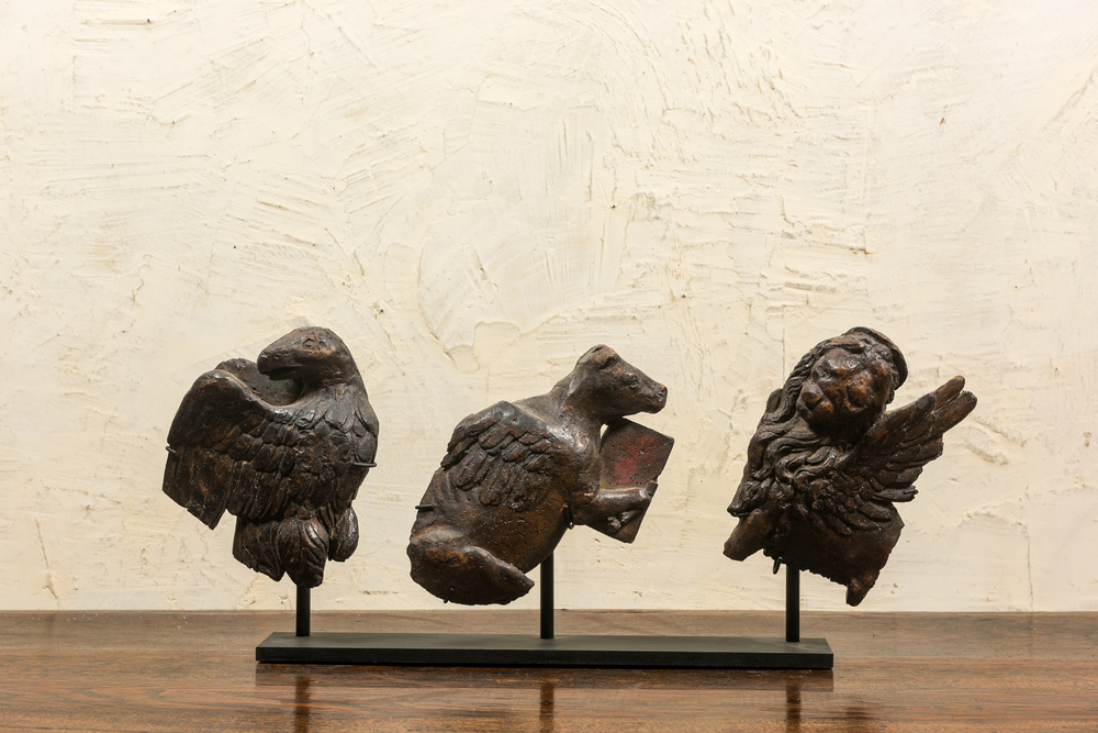 Trois fragments en ch&ecirc;ne sculpt&eacute; figurant un aigle, un agneau et un lion se r&eacute;f&eacute;rant aux &eacute;vang&eacute;listes, 16&egrave;me