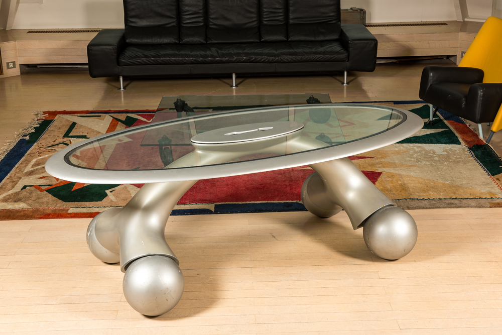 Pierre Colleu (1948): Table design, verre et polyester laqu&eacute; argent