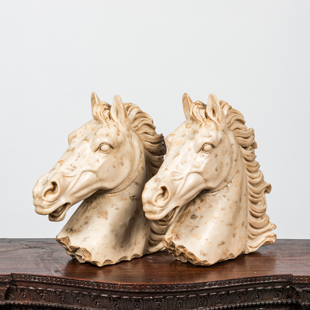 Een paar marmeren paardenhoofden, 19/20e eeuw