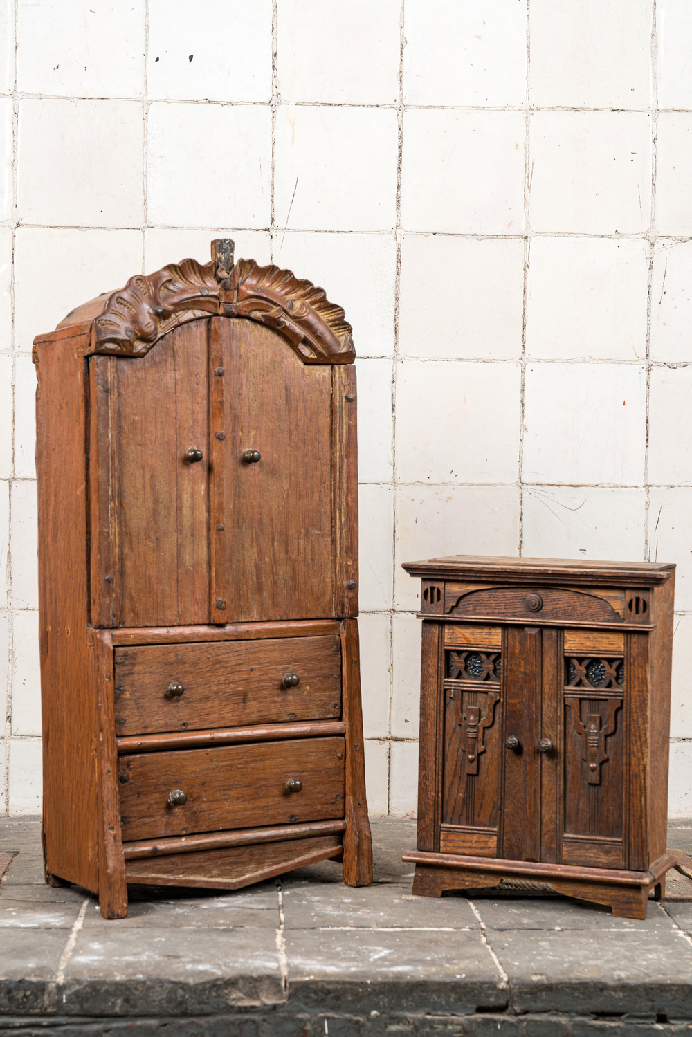 Twee houten miniatuurkasten, 19/20e eeuw