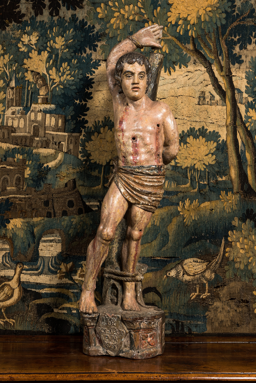 Een grote polychrome notelaren Sint-Sebastiaan op basis met inscriptie, Zuid-Frankrijk, midden 16e eeuw