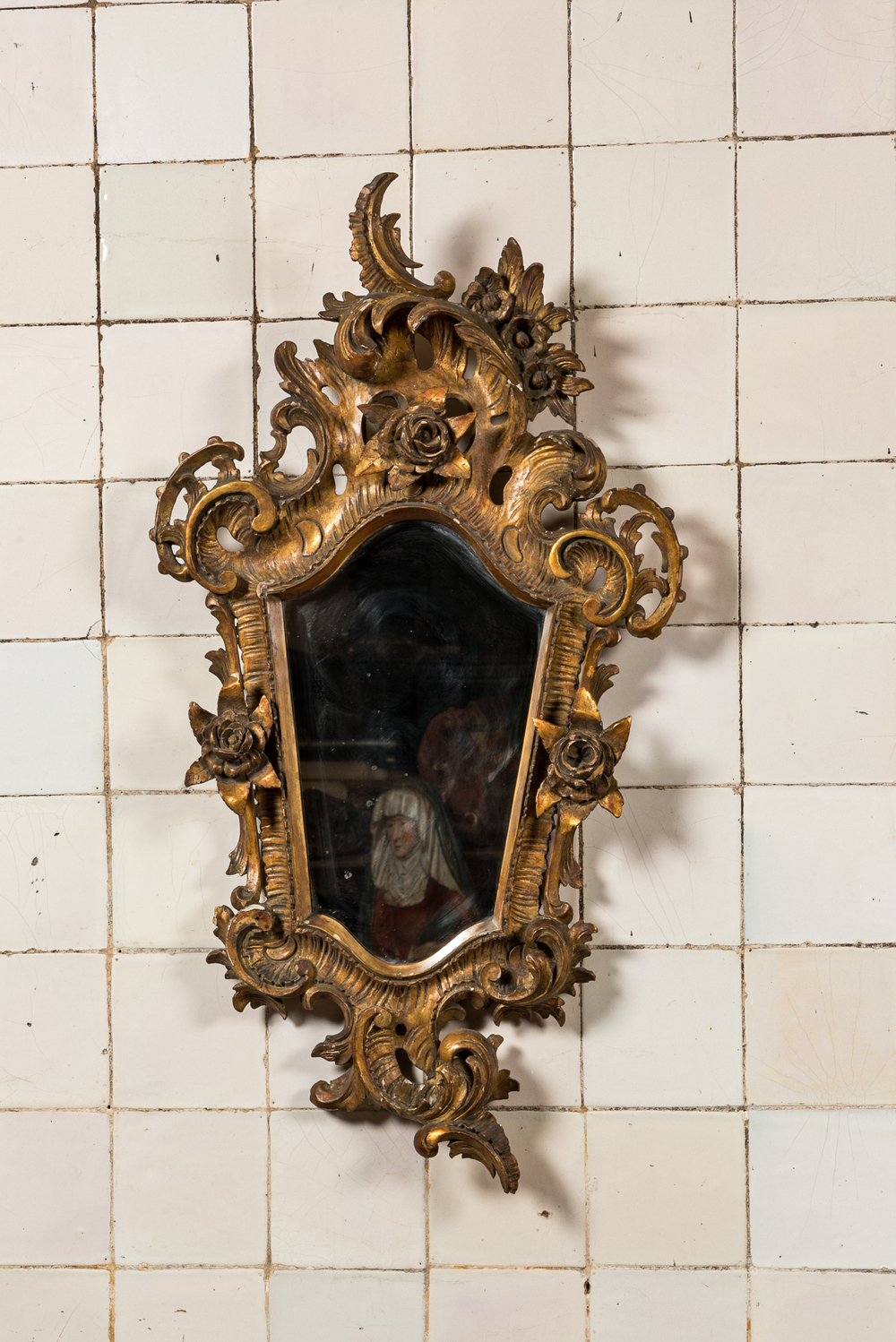Miroir de style Louis XV en bois dor&eacute; &agrave; d&eacute;cor rocaille orn&eacute; de roses, France, 18/19&egrave;me