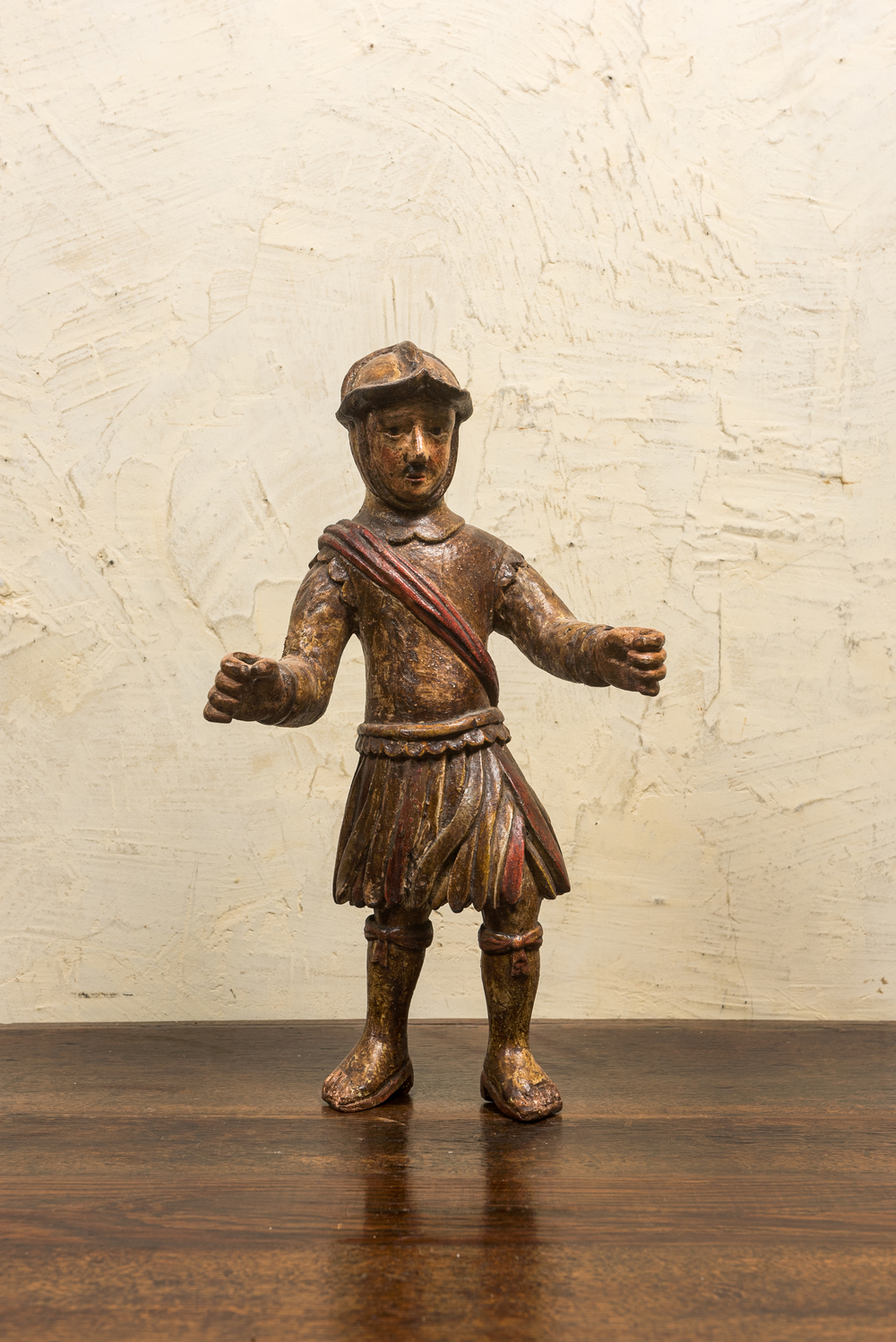 Een polychrome houten figuur van een soldaat, 17e eeuw