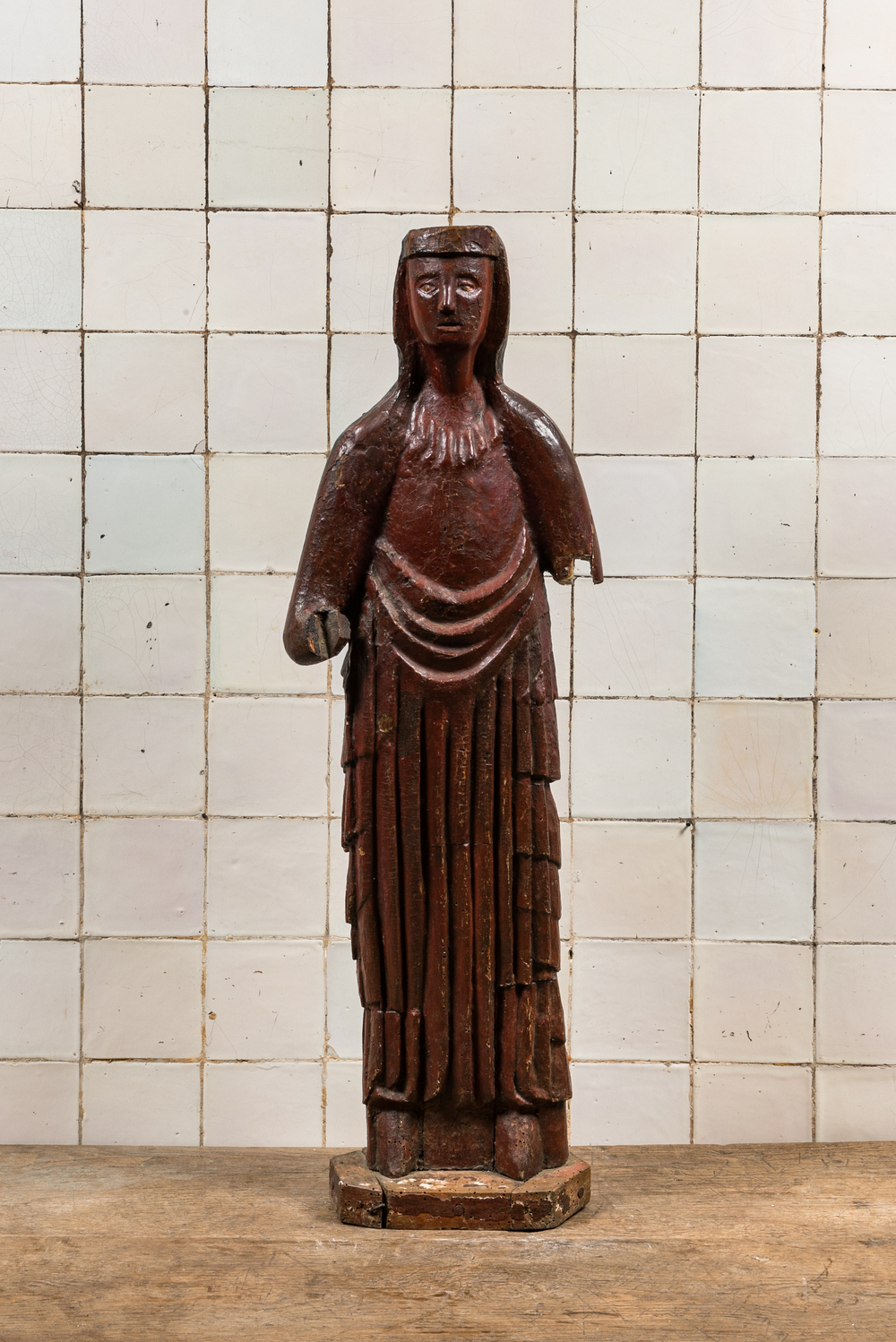 Een grote Noord-Franse volkse polychrome houten sculptuur van een vrouwelijke heilige, vermoedelijk 16e eeuw
