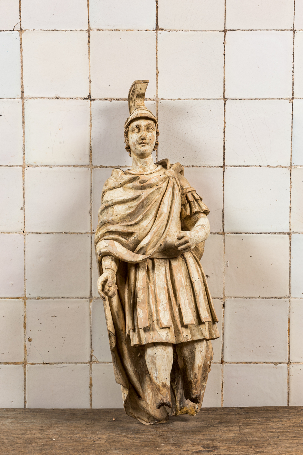 Soldat romain en tilleul sculpt&eacute; &agrave; patine blanche, probablement Italie, 17/18&egrave;me