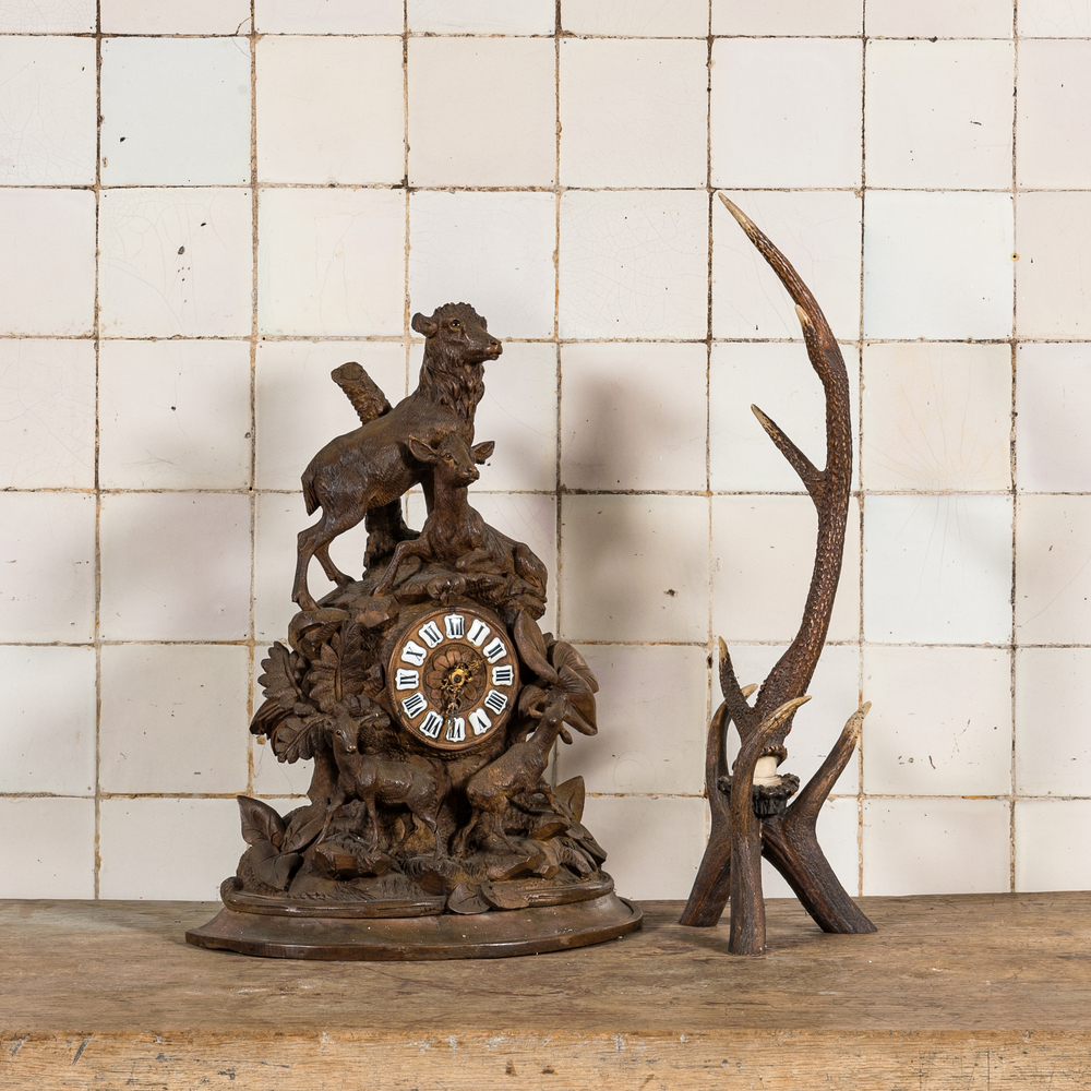Pendule 'du For&ecirc;t-Noire' en bois sculpt&eacute; et un montage de bois de cerf, Allemagne et/ou la Suisse, 19/20&egrave;me