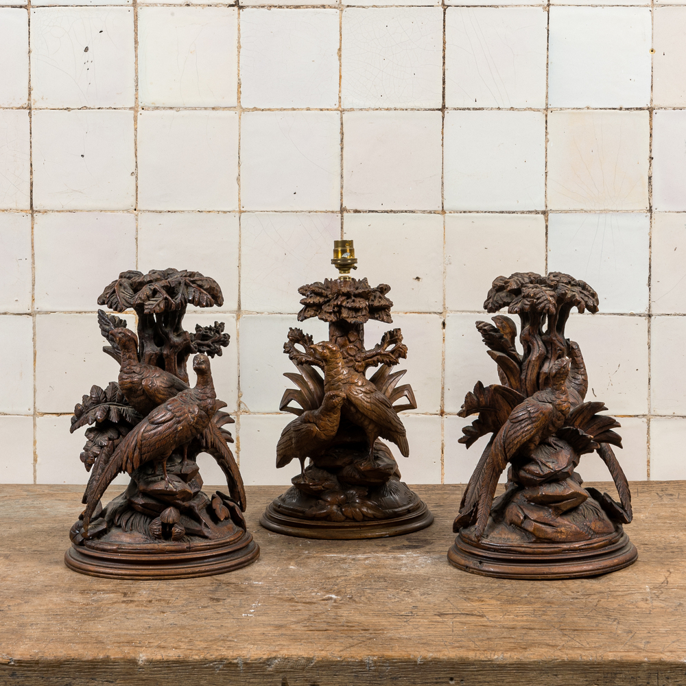 Drie houten 'Zwarte Woud' sculpturen met vogels onder gebladerte, waarvan &eacute;&eacute;n tot lamp gemonteerd, Zwitserland, ca. 1900