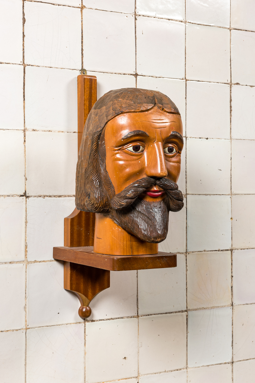 Grande t&ecirc;te d'homme barbu en bois sculpt&eacute; et polychrom&eacute; sur un socle de console en bois, 19/20&egrave;me