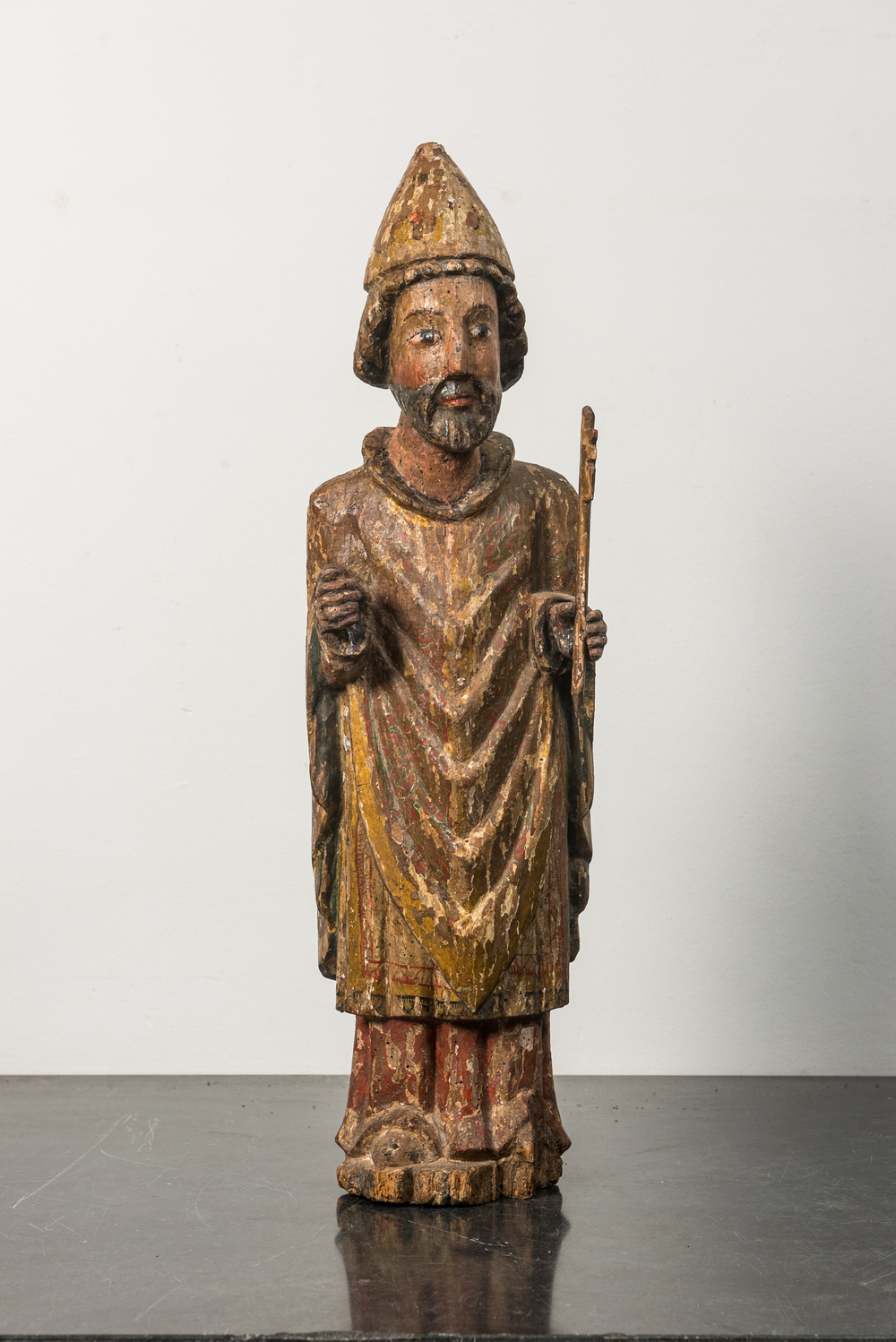 Een polychrome houten sculptuur van Sint-Pieter, 17e eeuw