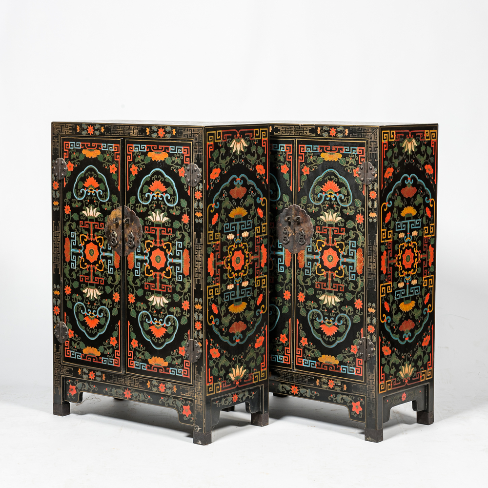 Une paire de cabinets &agrave; deux portes en bois lacqu&eacute; noir &agrave; d&eacute;cor floral, 20&egrave;me