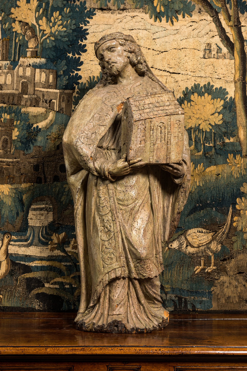 Saint Ev&ecirc;que fondateur en noyer sculpt&eacute; et patin&eacute; gris, Pays-Bas m&eacute;ridionaux, d&eacute;but du 17&egrave;me