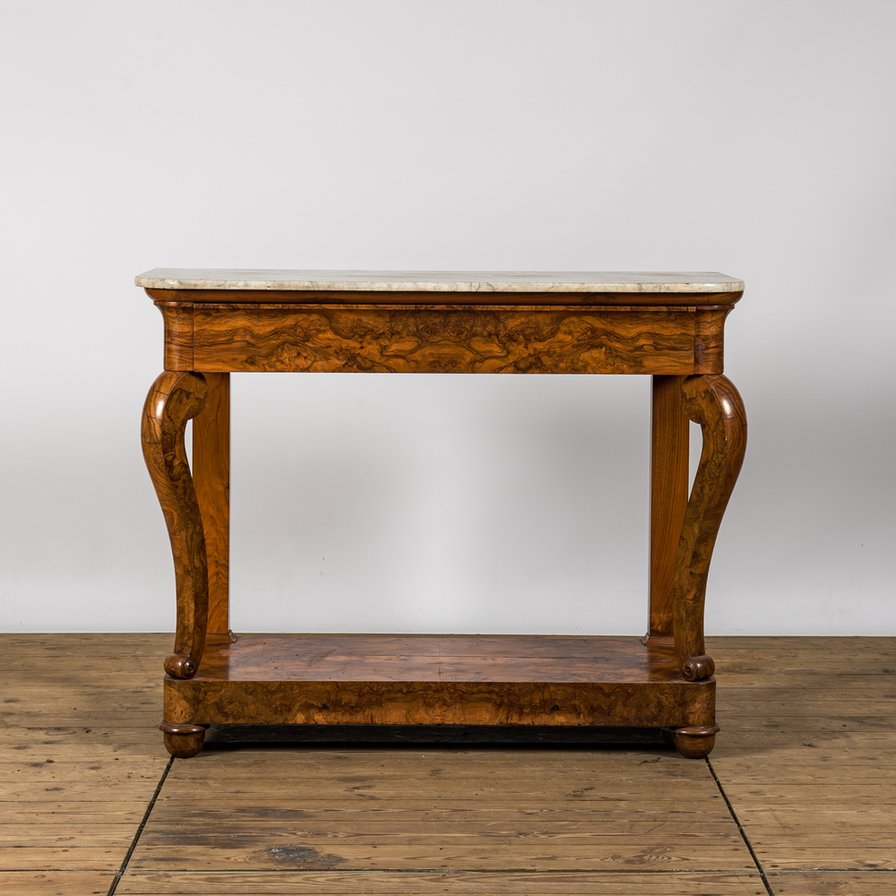 Een Franse wortelnootgefineerde Louis Philippe console met marmeren bovenblad, 19e eeuw