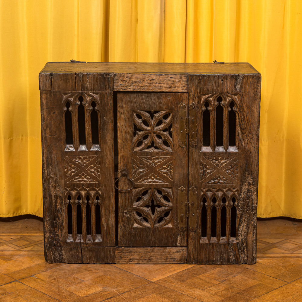 Een Engels eikenhouten wandkastje gemaakt uit oudere elementen in gotische stijl, 17e eeuw en later