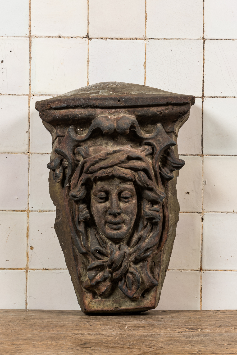 Console murale &agrave; d&eacute;cor de mascaron en b&eacute;ton patin&eacute;, 20&egrave;me