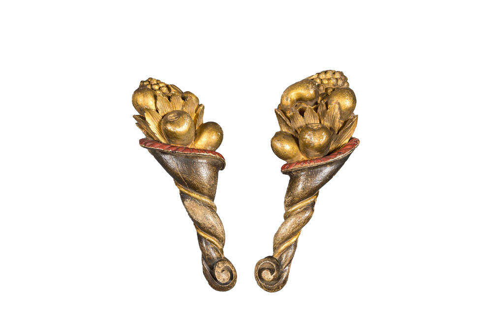 Une paire de cornes d'abondance en bois polychrome, Italie, vers 1800