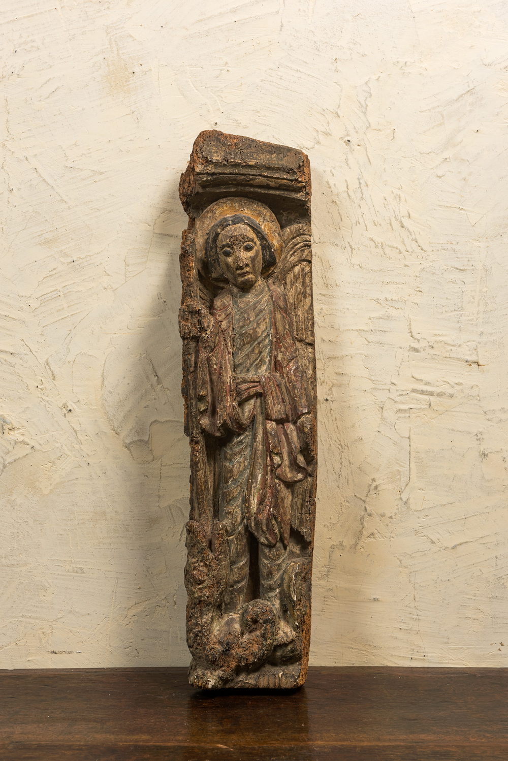 Een polychroom houten reli&euml;f met Sint-Joris, wellicht 14/15e eeuw