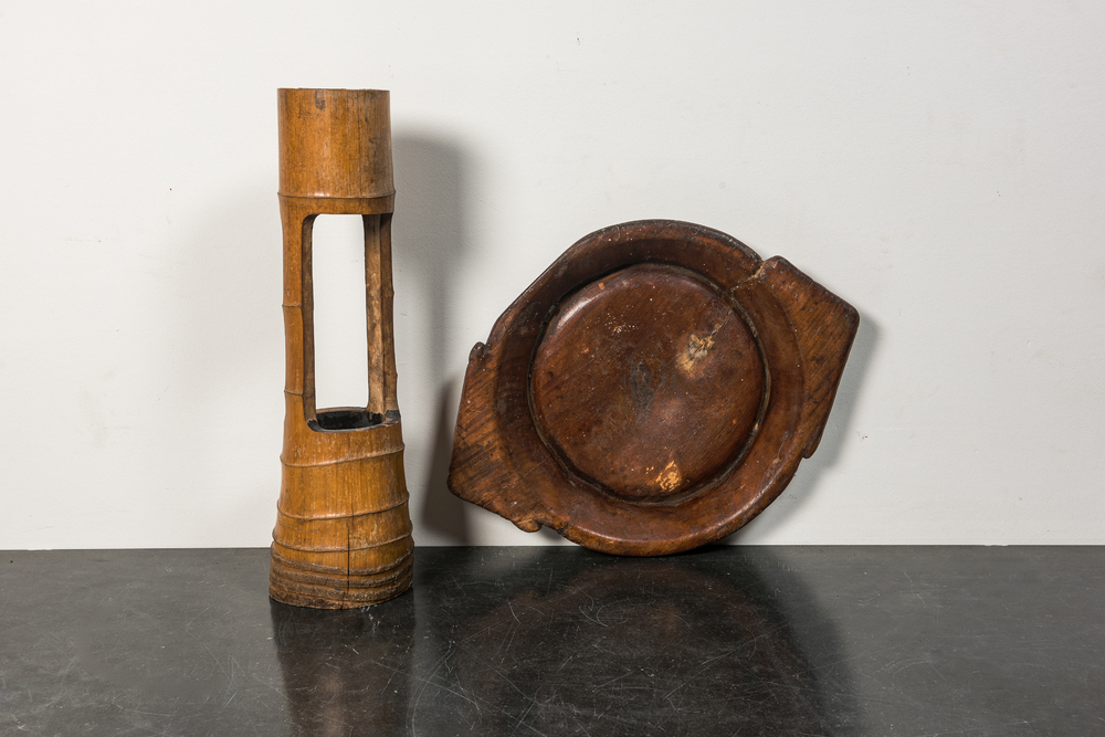 Een grote schaal in wortelhout en een vaas in bamboe, 17/18e en 19e eeuw
