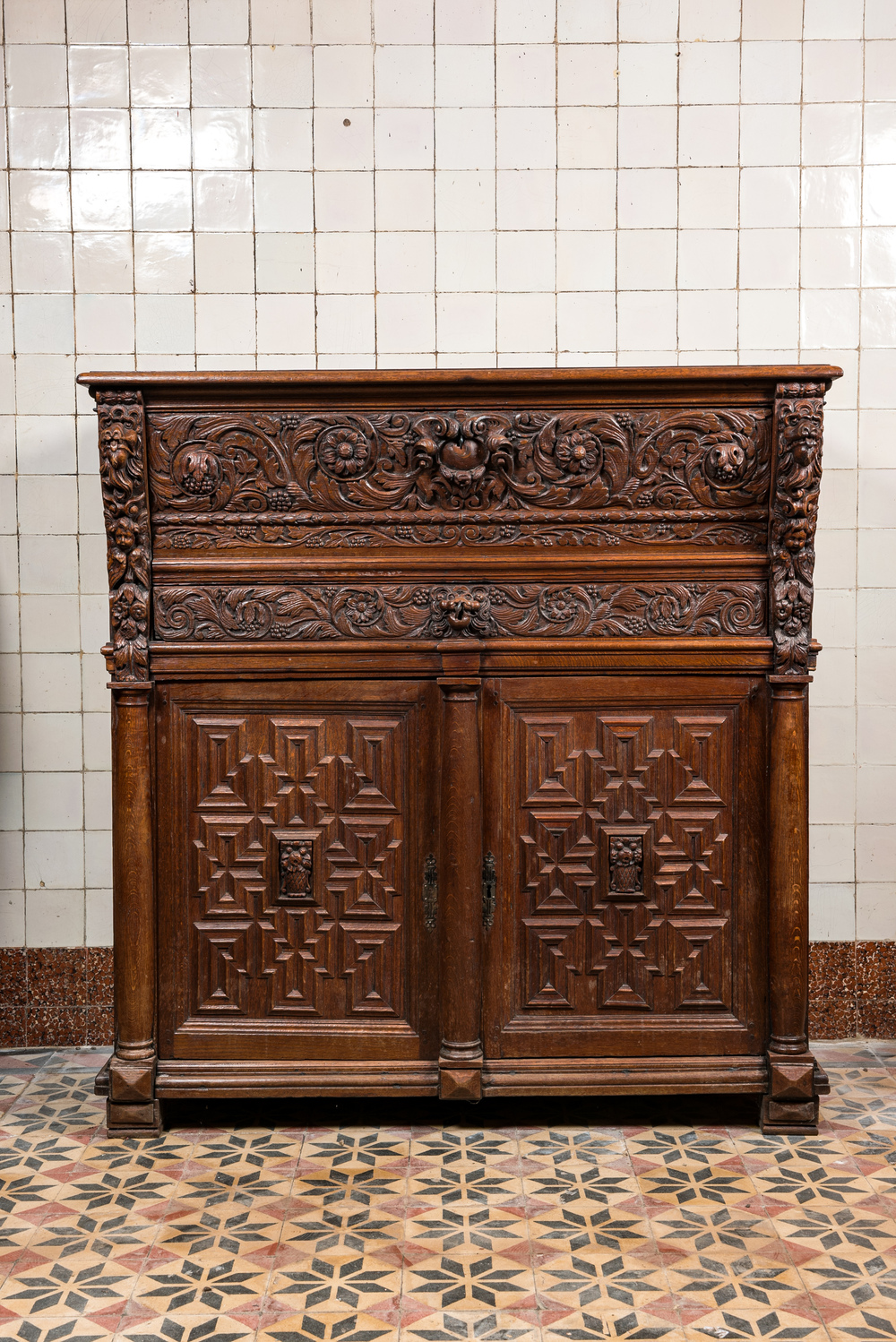 Armoire &agrave; colonnes en ch&ecirc;ne, Flandres, 17&egrave;me aux &eacute;l&eacute;ments post&eacute;rieurs