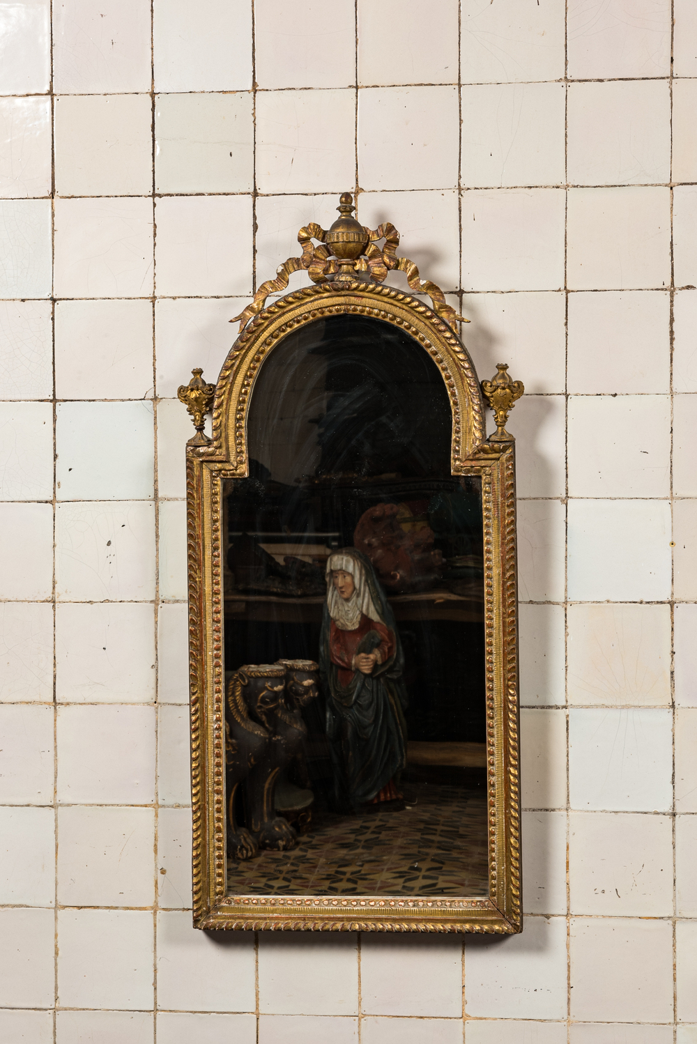 Een Franse vergulde houten Lodewijk XVI spiegel, 18e eeuw