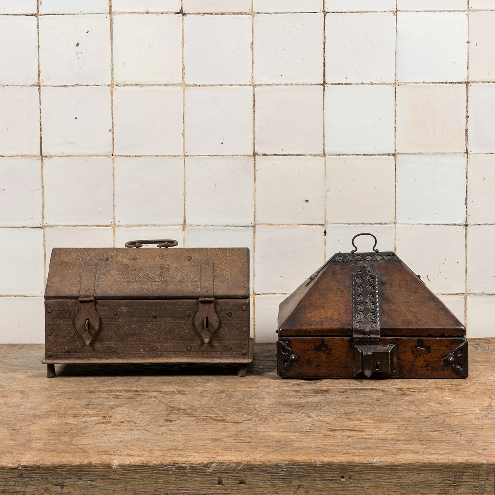 Twee kistjes in gegraveerd gietijzer en in hout met smeedijzeren monturen, 18/19e eeuw