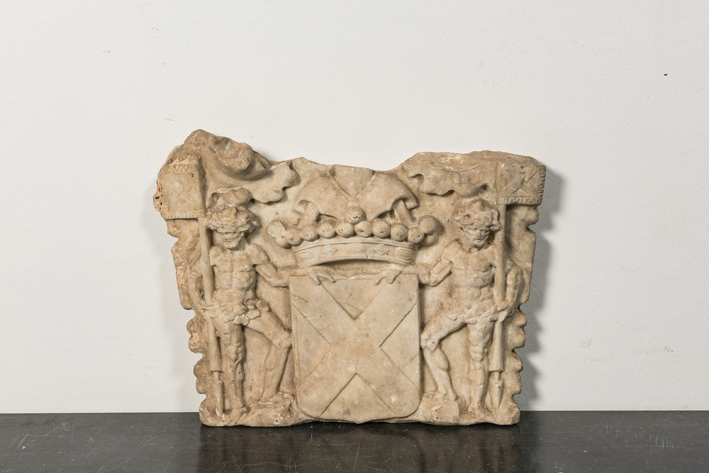 Relief en marbre sculpt&eacute; &agrave; d&eacute;cor d'un &eacute;cusson flanqu&eacute; par deux hommes sauvages, 17&egrave;me