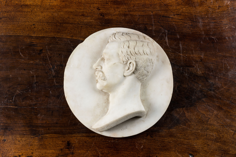 Un m&eacute;daillon en marbre blanc repr&eacute;sentant le portrait de profil de John Peyto Charles Shrubb, dat&eacute; 1886