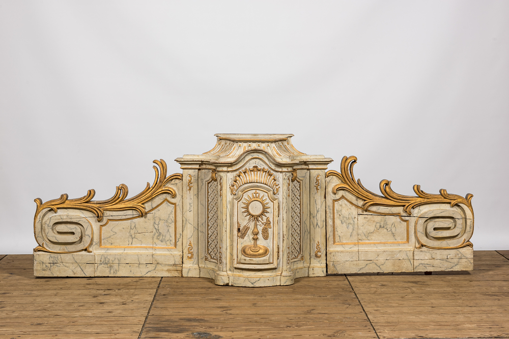 Tabernacle en faux marbre et bois dor&eacute; &agrave; d&eacute;cor d'ostensoir, 18&egrave;me