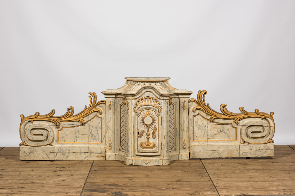 A faux-marbre and gilt wooden tabernacle with a monstrance, 18th C.