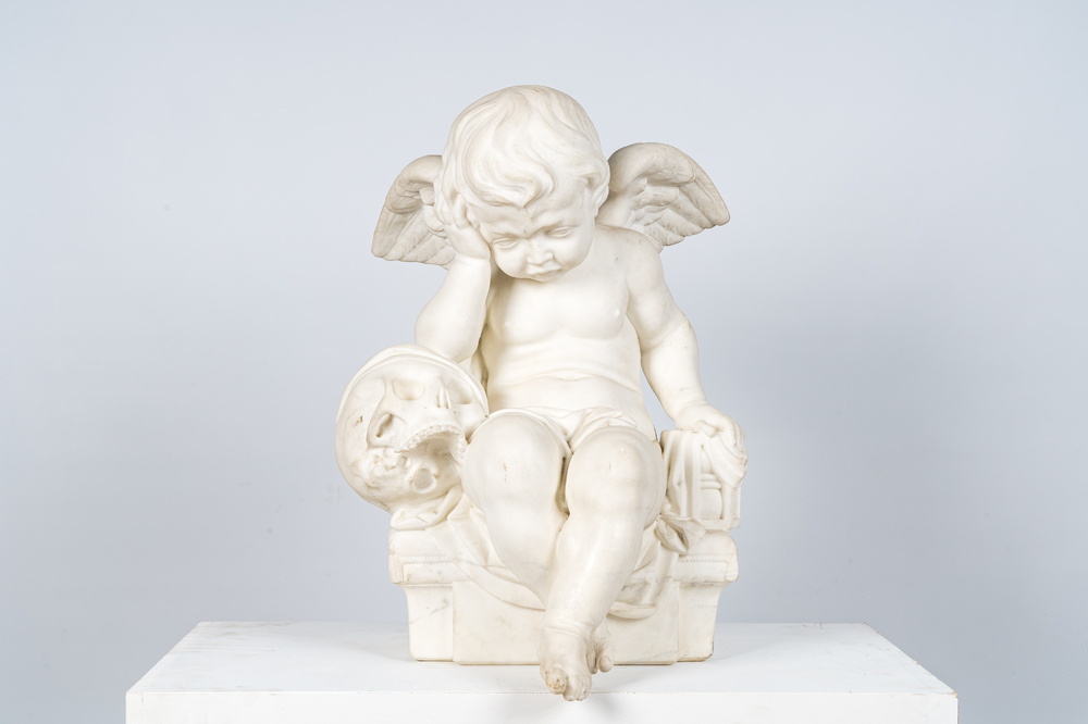 Sculpture d'un putto en deuil en marbre, 20&egrave;me