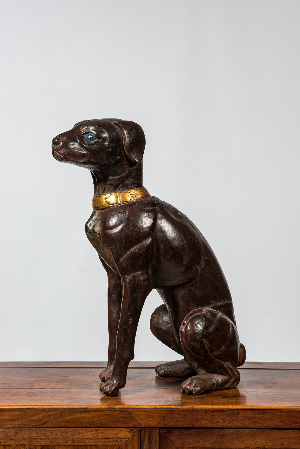 Grand chien en bois sculpt&eacute; et polychrom&eacute;, 1&egrave;re moiti&eacute; du 20&egrave;me