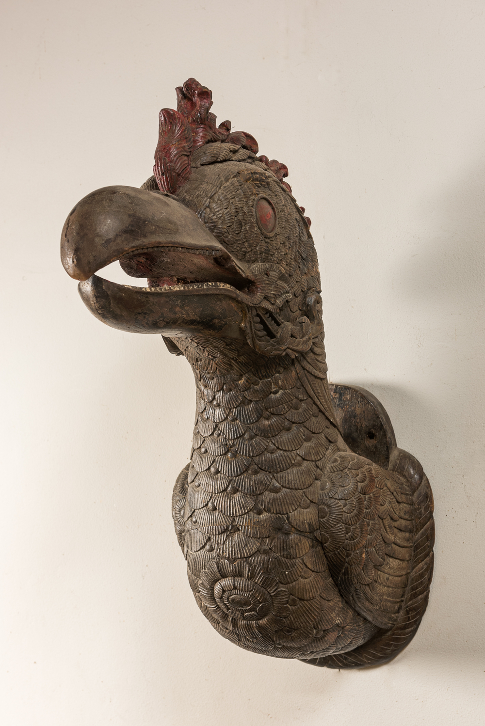 Een polychroom houten sculptuur van de kop van een dodo, 20e eeuw