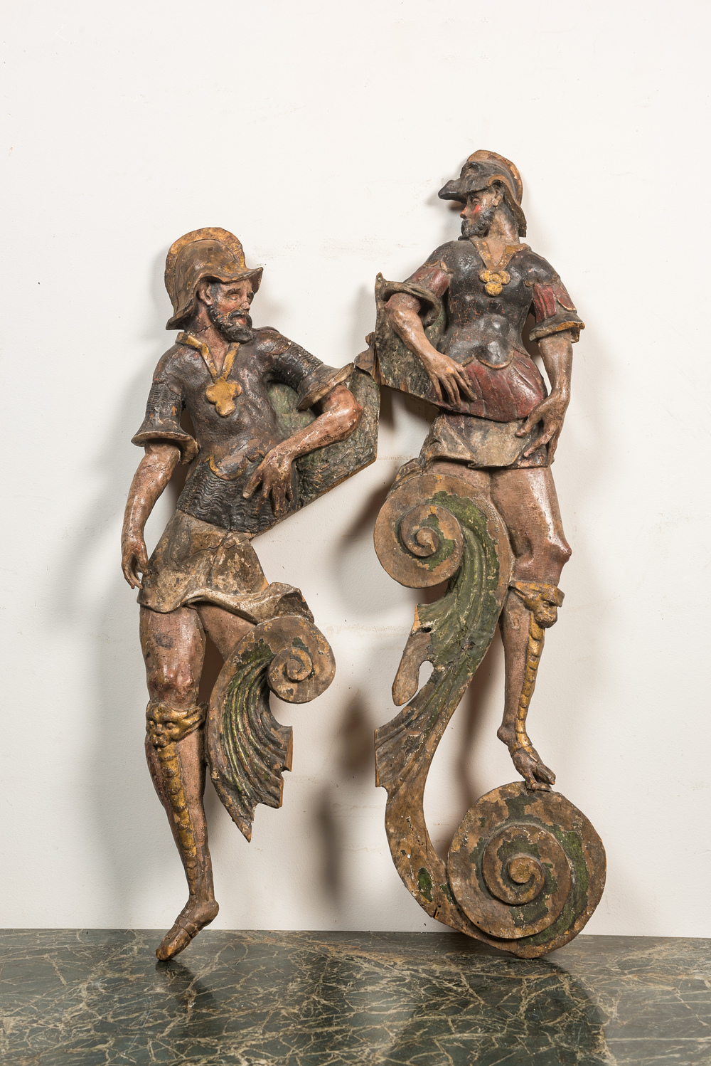 Twee polychrome en vergulde houten soldaten uit de steunbalk van een retabel, eind 16e eeuw