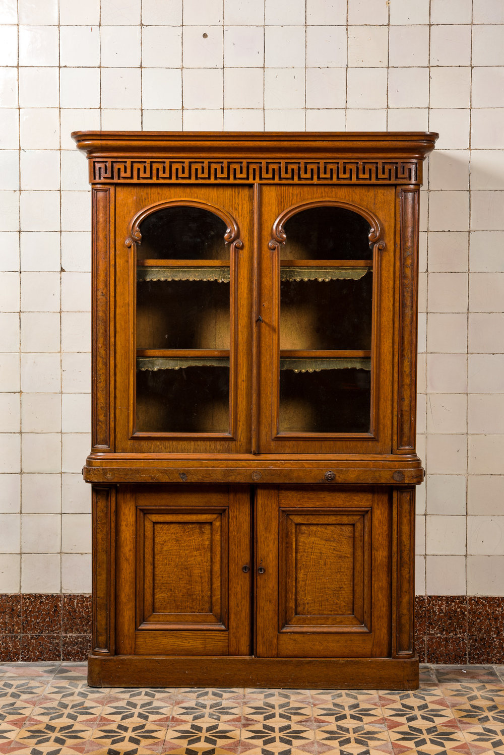 Une vitrine en ch&ecirc;ne &agrave; d&eacute;cor de m&eacute;andre, vers 1900