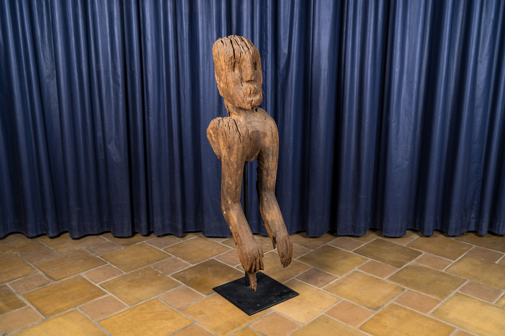 Een antropomorfe houten sculptuur gemonteerd op metalen sokkel, 20e eeuw