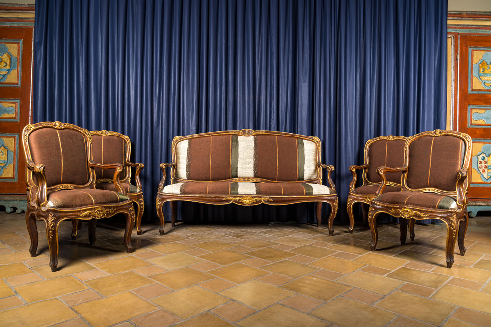 Een Italiaans Lodewijk XV salon bestaande uit een sofa en vier armstoelen in gepatineerd en verguld notenhout, 18/19e eeuw