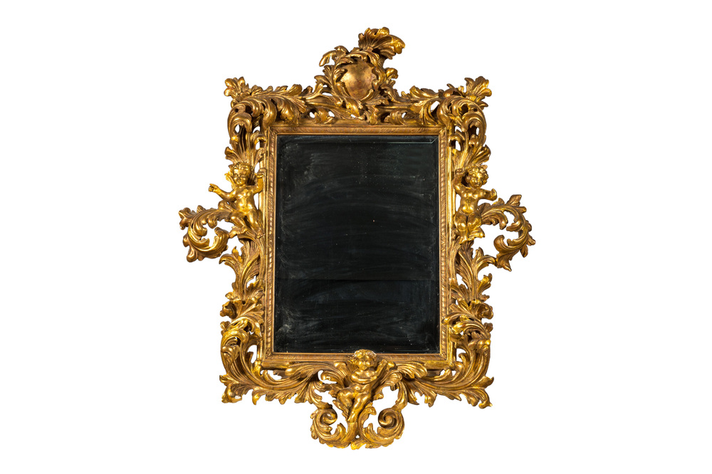 Miroir de style baroque en bois sculpt&eacute; et dor&eacute; orn&eacute; de ch&eacute;rubins, Italie, 19&egrave;me