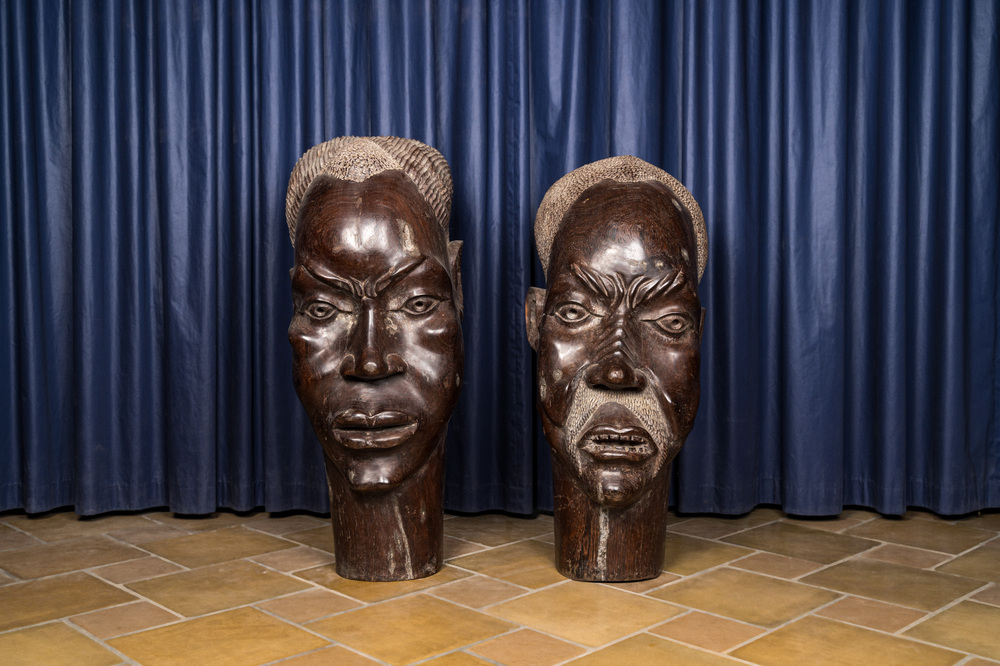Twee Afrikaanse houten mannenhoofden, 20e eeuw