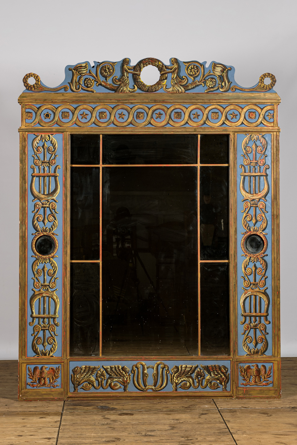 Imposant miroir en bois polychrome richement d&eacute;cor&eacute;, 20&egrave;me