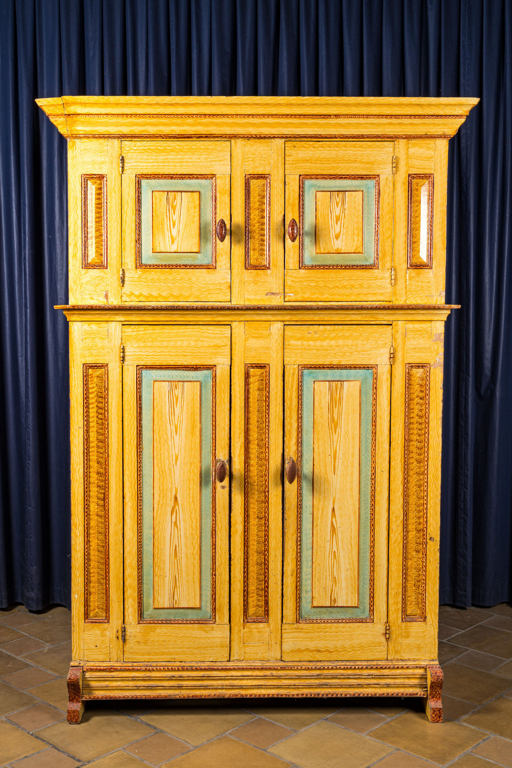 Une armoire &agrave; quatre portes en bois polychrome de type Staphorst, Hollande, 18&egrave;me