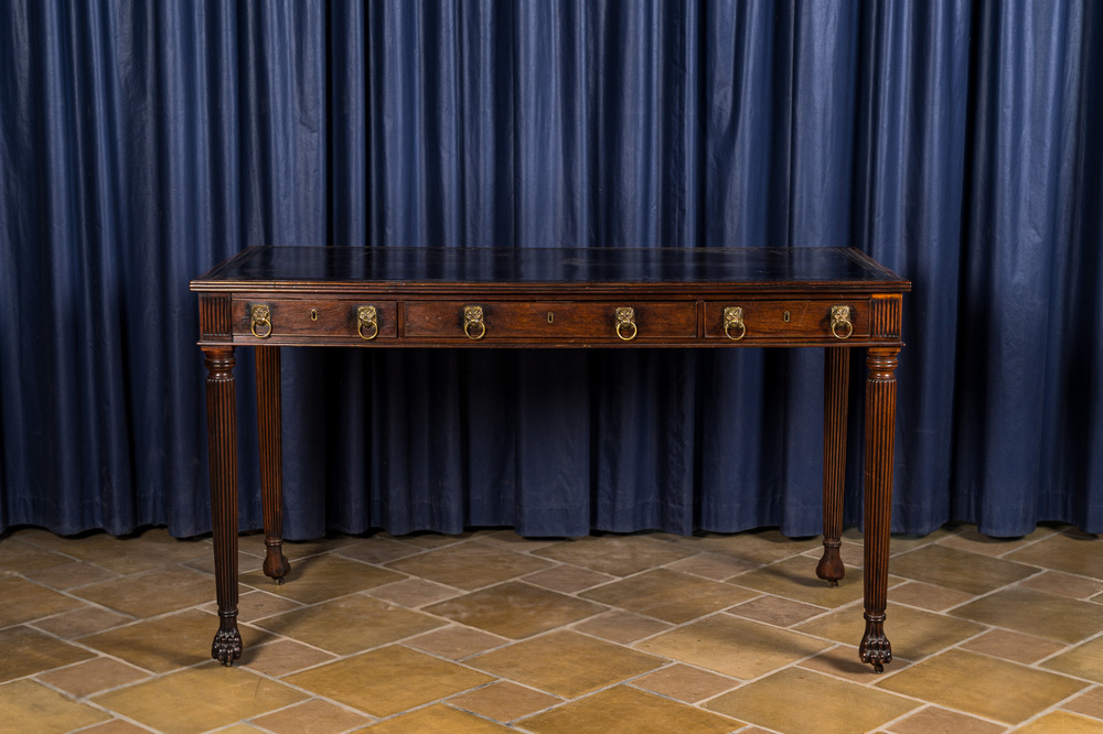 Bureau de style n&eacute;oclassique en acajou avec dessus en cuir, Angleterre, 19&egrave;me