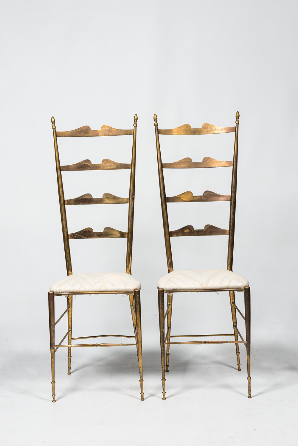 Une paire de chaises en laiton de style Hollywood Regency, Italie, 20&egrave;me