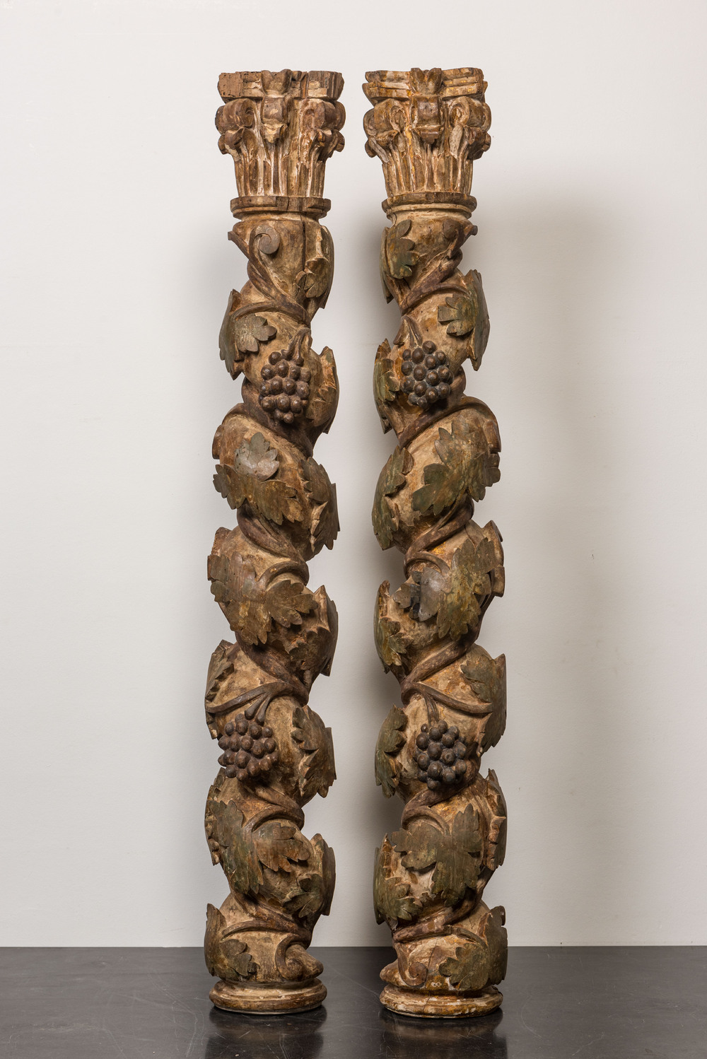 Paire de colonnes en bois sculpt&eacute; et polychrom&eacute; orn&eacute;es de vignes, France ou Italie, 18/19&egrave;me