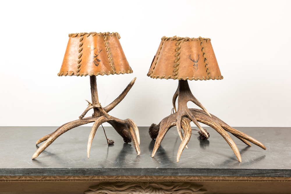 Een paar tafellampen gemaakt van hertengeweien, 20e eeuw
