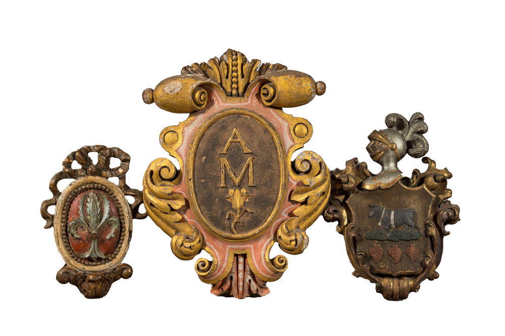Drie polychrome houten cartouches met wapenschilden, 18/19e eeuw