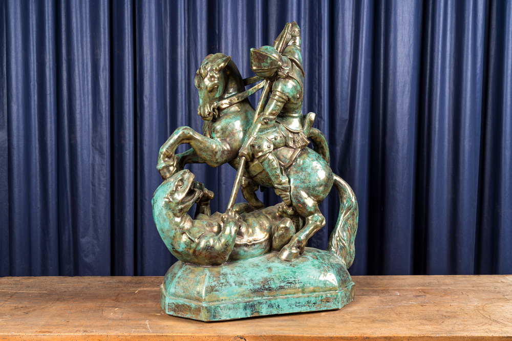 Sculpture en fa&iuml;ence &agrave; patine faux bronze figurant Saint Georges terrassant le dragon, milieu du 20&egrave;me