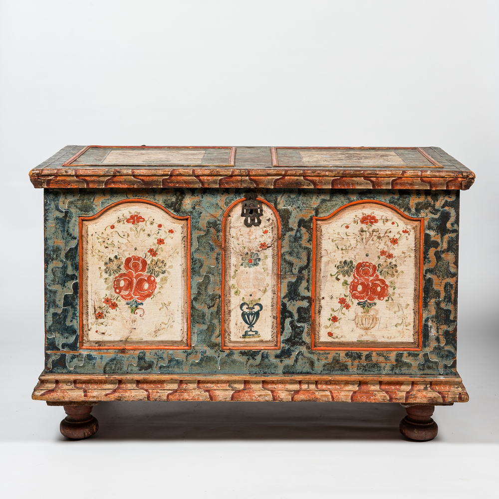 Een polychrome dennenhouten bruidskoffer, 18/19e eeuw