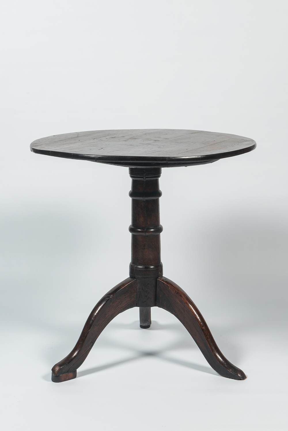 An English oak wooden tilt top table, 18/19th C.